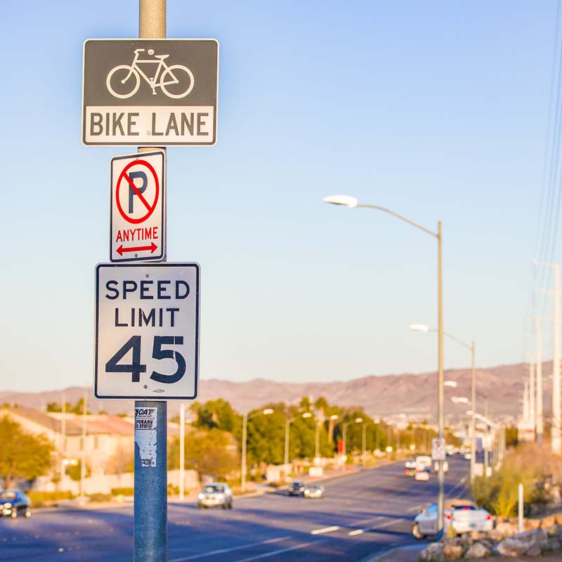 us-speed-limit-sign-indicating-45-mph-zone-in-an-undivided-city-street-in-southern-nevada-no-parking_t20_E0Lmk7